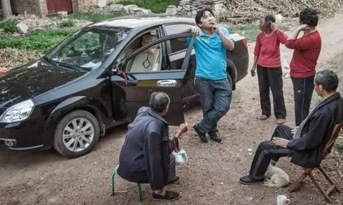 Về quê ăn Tết, vợ luôn chọn đi xe cũ, không mang quà cáp: Suýt cãi vã cho đến khi chồng phát hiện sự thật