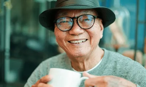 61 tuổi, nhìn lại 1 đời nhà rộng xe sang, theo đuổi thành công, tôi mới hiểu có một thứ mình thiếu nhất