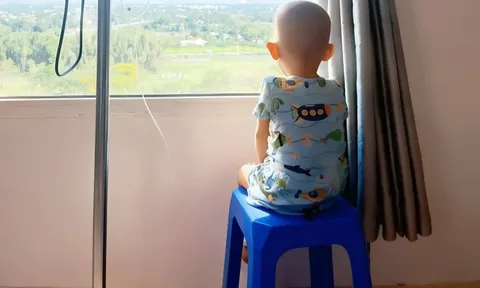 Bức ảnh gây xúc động mạnh ngày Tết tại một bệnh viện nhi: Nơi người lớn học cách mạnh mẽ từ những đứa trẻ