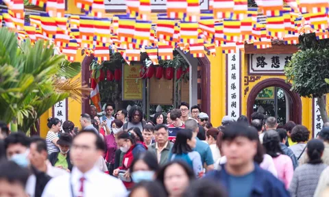 Người người đi cầu an, phủ Tây Hồ đông nghịt ngày đầu năm mới