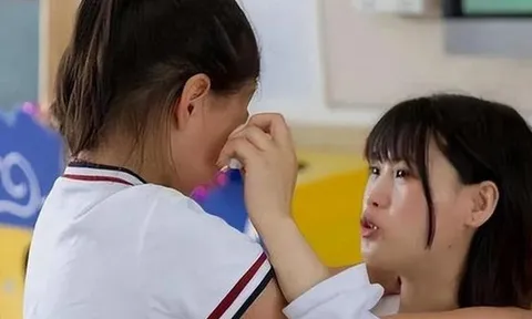 Phản ứng của người mẹ khi con gái bị vu oan là một ví dụ điển hình: Cha mẹ kiên cường sẽ trang bị cho con cái sự tự tin suốt đời