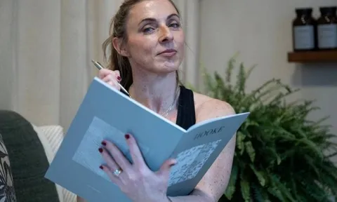 51 tuổi vẫn khỏe, ngủ ngon, da dẻ tươi tắn: Nữ bác sĩ nói thẳng 7 thói quen chống lão hóa rẻ tiền, năm mới rồi ai cũng làm đi