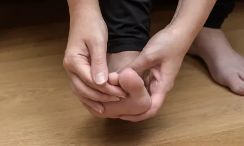 Gan "kêu cứu" bằng cách phát ra dấu hiệu này ở chân: Kiểm tra ngay xem bạn có không