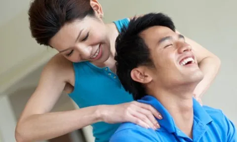 Đừng tìm “thuốc tiên”, chìa khóa kéo dài cuộc yêu nằm ở ngay đầu lưỡi bạn