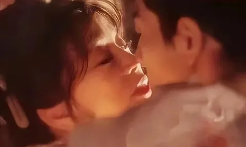 Cảnh hôn gây tranh cãi của Lưu Hiểu Khánh và bạn diễn kém 30 tuổi
