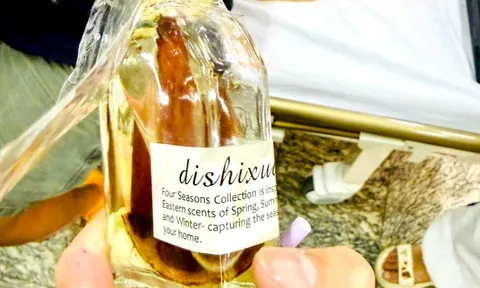 Uống nhầm lọ nước hoa thơm phòng, bé gái 3 tuổi nhập viện