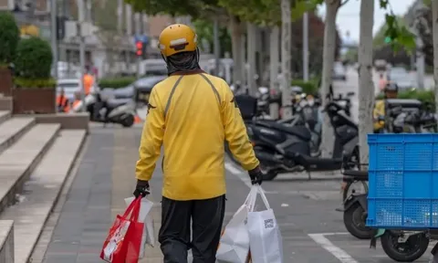 Sao kê tài khoản một shipper, phát hiện 3,6 tỷ đồng không phải lương thưởng chuyển vào liên tục trong 1 năm