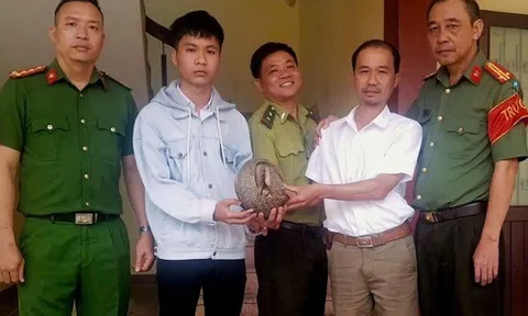 Thấy con vật quý bò lổm ngổm trong vườn, người dân liền bắt giao nộp