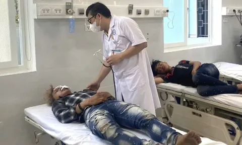 Hai xe máy lao ầm ầm vào nhau, 5 người thương vong