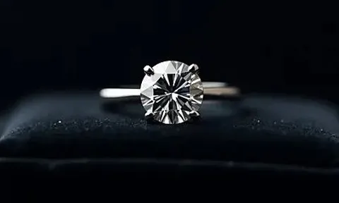 Tài xế taxi phát hiện nhẫn kim cương 100 triệu đồng cùng loạt giấy tờ nằm chơ vơ trên xe, công an dùng các biện pháp nghiệp vụ vào cuộc