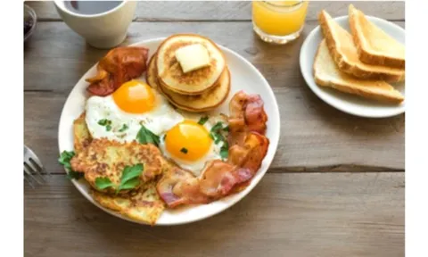 Những thói quen ăn sáng làm cholesterol xấu tăng mà bạn không để ý