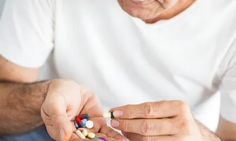 Tự ý dùng thuốc giảm đau kéo dài, cụ ông rơi vào nguy kịch