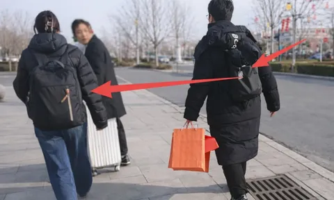 Cô gái đeo balo đen về ra mắt nhà bạn trai, dân mạng soi logo rồi phán: "Lương ít nhất tiền tỷ"