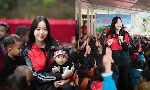 Hoa hậu Thanh Thủy đứng hát giữa sân trường đất, khán giả là học sinh vùng núi