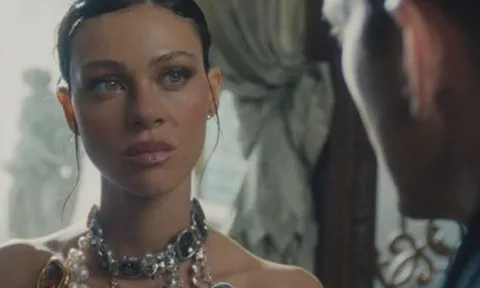 Con dâu nhà Beckham nói về vai diễn trong phim 18+ gây sốc