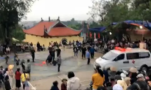 Đô vật bất ngờ bị chấn thương khi thi đấu tại lễ hội vật ở Hà Nội, phải đưa đi bệnh viện: Tình hình sức khỏe ra sao?