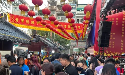 Xếp hàng chờ cả tiếng đồng hồ ăn đậu hũ vàng bán 'mỗi năm một lần'