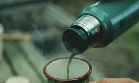 4 loại nước để lâu trong bình giữ nhiệt có thể trở thành “ổ vi khuẩn”, nuôi tế bào ung thư