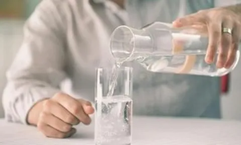 Vì sao nhiều người có thể uống 10 cốc bia cùng lúc nhưng “chịu thua” 2 lít nước?