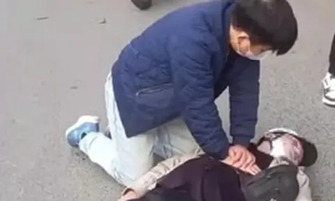 Cứu người trong tình huống khẩn cấp trên đường, bác sĩ ở Hà Nội được khen thưởng đột xuất