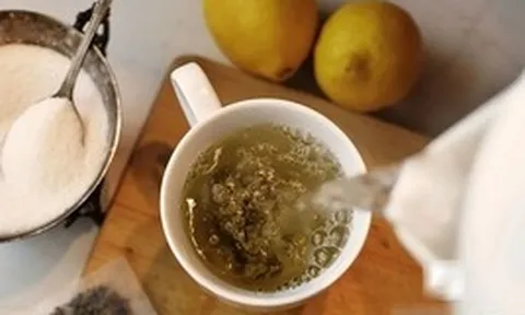 6 loại cốc tuyệt đối KHÔNG nên đựng nước nóng: Uống “nước ấm cho khỏe” nhưng coi chừng biến thành… uống độc mỗi ngày