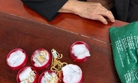 Phát hiện cụ bà 70 tuổi mang 19 chỉ vàng tới tiệm vàng giao dịch, công an lập tức ngăn chặn