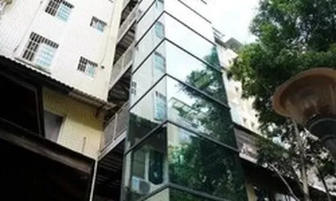 Cả tòa nhà lắp thang máy, một người đàn ông kịch liệt phản đối nhưng lúc xây xong lại xin sử dụng: "Đây là cơ sở vật chất chung, tôi có quyền"