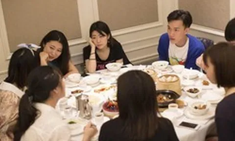 Đi họp lớp, bạn bè khoe mua nhà 17 tỷ đồng, ở biệt thự 300m², tôi nói đang thuê trọ: Về nhà nhận được tin nhắn đáng chú ý