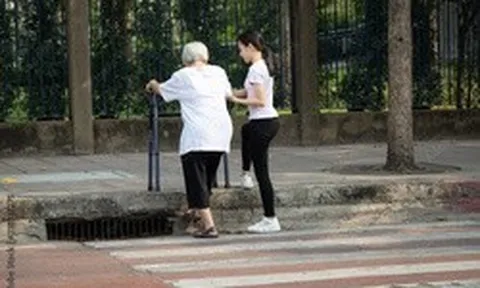 Người phụ nữ 66 tuổi đột ngột qua đời vì xuất huyết não sau khi đi bộ, bác sĩ tiếc nuối: “Sao không nhận ra 4 điều này sớm hơn?”