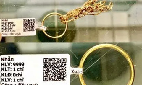 Túi xách màu nâu xuất hiện trước cửa nhà, người phụ nữ Phú Thọ lập tức báo công an