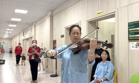 Xúc động cảnh nữ bệnh nhân khoa Cấp cứu BV Bạch Mai chơi viola tri ân y bác sỹ