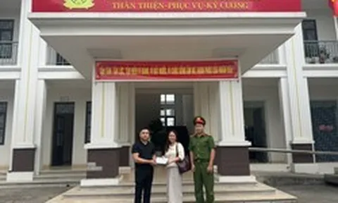 Sau khi chuyển khoản thành công 499.000.000 đồng, người phụ nữ kiểm tra tài khoản, liên lạc với người nhận tiền rồi vội báo công an xã