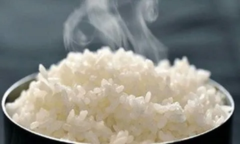 Khi nấu cơm, tại sao lại cho thêm giấm trắng và dầu ăn?