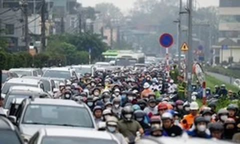 Cầu Long Biên tạm dừng, Chương Dương quá tải: Người dân mệt mỏi chôn chân giữa dòng xe ùn tắc