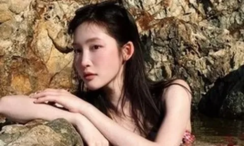 Nữ ca sĩ mặc bikini chụp hình ở Giếng Tiên (Gia Lai), bị chỉ trích dữ dội