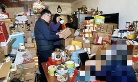 Cụ bà chốt hàng nghìn đơn online nhưng không bao giờ tháo hộp, 30 người dọn 12 giờ mới thấy mặt sàn: Phía sau là cả câu chuyện buồn