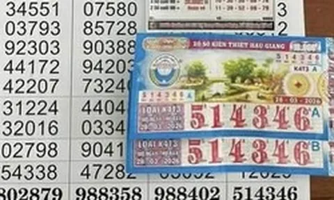 Đôi vợ chồng trùm kín mít đến đại lý vé số, mang về số tiền “lớn”