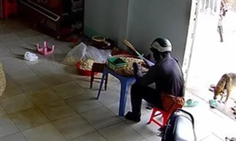 Shipper bước vào nhà trong lúc chờ khách chuyển tiền, cảnh lọt vào camera được cắt ra đăng tải khắp nơi