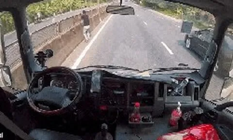 Clip: Tài xế bỏ xe, lao qua dải phân cách ôm chặt bé nhỏ giữa dòng xe container