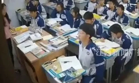 Tấm bảng đen bất ngờ đổ ụp xuống lưng cô giáo, phản ứng vô thức của 2 nam sinh CÁ BIỆT khiến cô giáo 4 năm sau vẫn khóc!