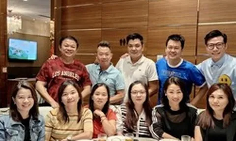 Họp lớp được hỏi lương, tôi định nói 190 triệu đồng/tháng thì vợ ra hiệu trả lời “20 triệu”: Nhận lại sự thờ ơ từ các bạn nhưng hài lòng