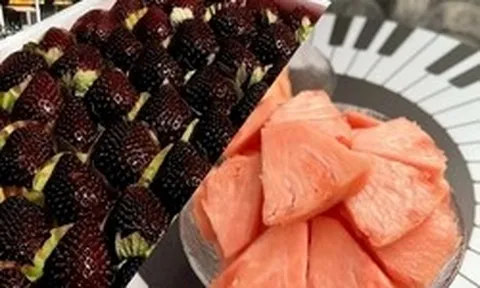 Màu sắc thay đổi, giá trị tăng gấp đôi? Vì sao dứa hồng, dâu tây đen và các loại trái cây có màu lạ thường có giá rất cao?