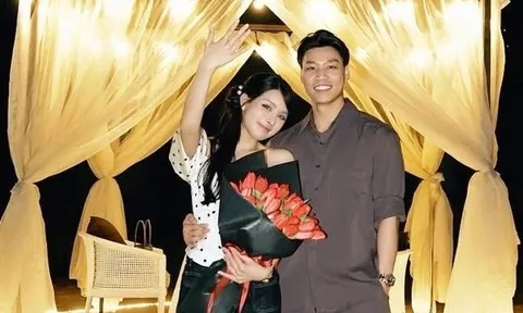 Cầu thủ Vũ Văn Thanh gây sốt với màn cầu hôn bạn gái