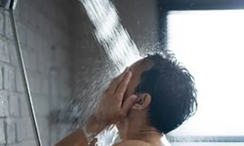 Tắm đêm có thực sự là “thủ phạm” gây ra đột quỵ?