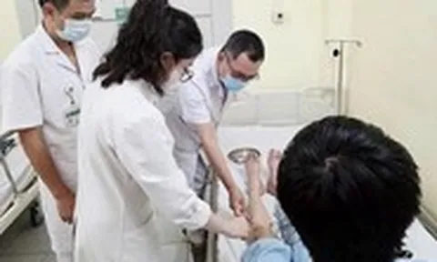 Nam sinh liệt vận động, mất cảm giác vì thói quen khoanh chân
