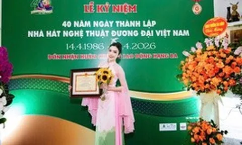 MC, ca sĩ Kim Huyền Sâm nhận kỷ niệm chương hơn 20 năm cống hiến nghệ thuật