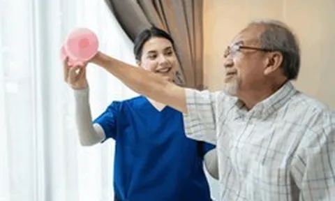 Chăm sóc sức khỏe trị liệu lâu dài cho người cao tuổi: Tại sao nên chọn ở nhà?