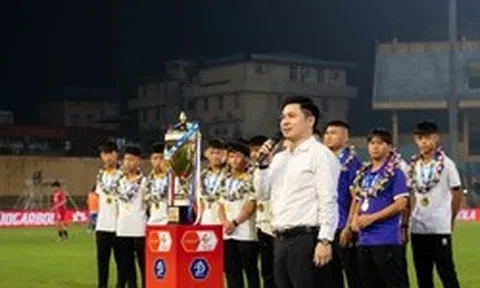 U15 Hà Nội lần đầu vô địch U15 quốc gia, được chủ tịch Hà Nội FC Đỗ Vinh Quang vinh danh trên sân Hàng Đẫy