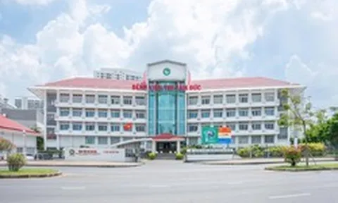 Bệnh viện hiếm hoi trên sàn chứng khoán đang trả thù lao cho 500 bác sĩ, điều dưỡng thế nào? Có người thu nhập 4,9 tỷ đồng