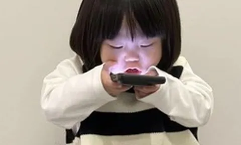 Cảnh báo cho các gia đình có con dùng điện thoại hơn 2 tiếng mỗi ngày